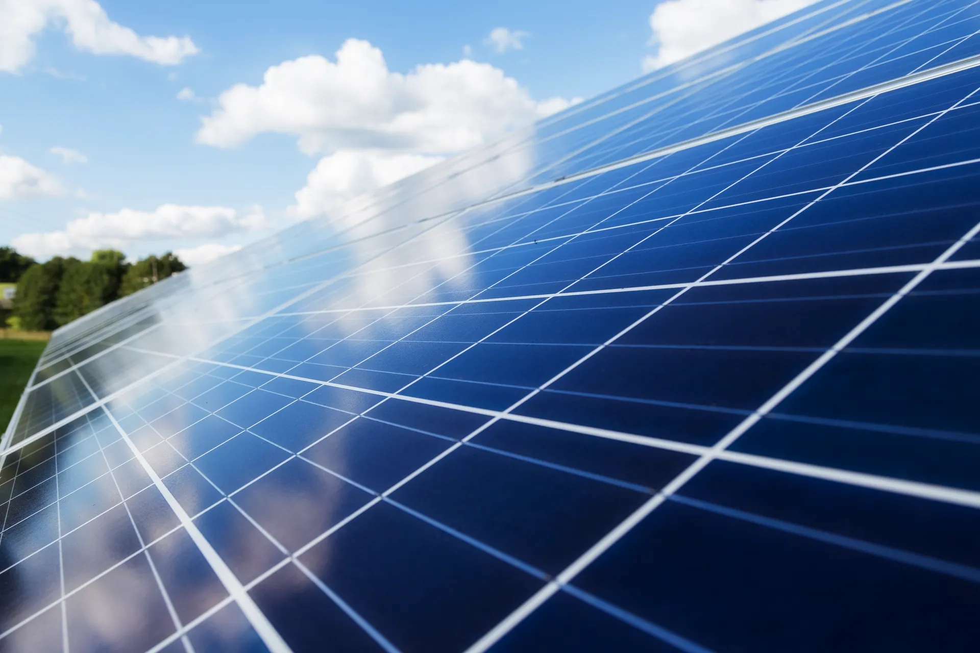 Solarpanele bei schönem Wetter